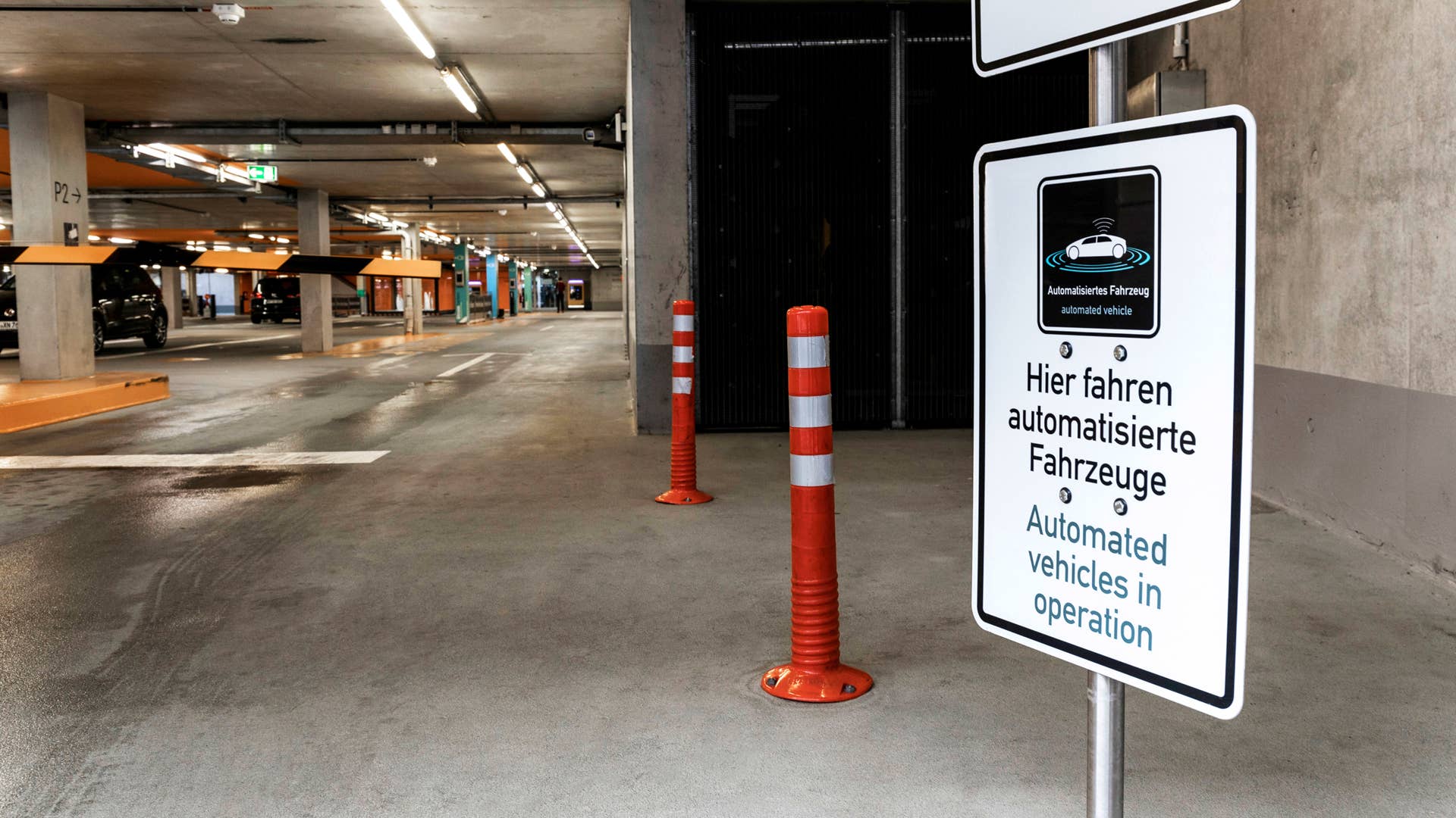 Vollautomatisierte und fahrerlose Parkfunktion (SAE Level 4): Daimler und Bosch haben einen Meilenstein auf dem Weg zum automatisierten Fahren erreicht: Für das automatisierte Parksystem im Parkhaus des Mercedes-Benz Museums in Stuttgart haben die beiden Unternehmen jetzt die Freigabe der zuständigen Behörden in Baden-Württemberg erhalten. Fully-automated and driverless parking function (SAE Level 4): Daimler and Bosch have reached a milestone on the way to automated driving: the two companies have now received approva l from the responsible authorities in Baden-Württemberg for the automated parking system in the multi-storey car park at the Mercedes-Benz Museum in Stuttgart.
