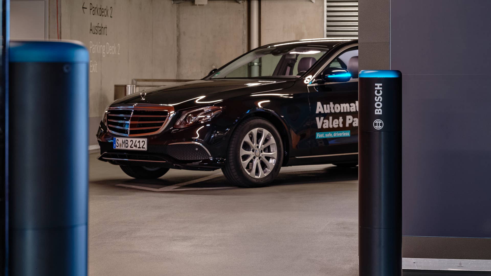 Fahrerloses Parken im realen Verkehr: Weltpremiere im Parkhaus des Mercedes-Benz Museums. Per Smartphone-Befehl fahren Autos fahrerlos in einen zugewiesenen Stellplatz, ohne dass der Fahrer das Manöver noch überwachen muss. Möglich wird das fahrerlose Parken mithilfe einer intelligenten Parkhaus-Infrastruktur von Bosch im Zusammenspiel mit der Fahrzeugtechnik von Mercedes-Benz. Driverless parking in real-life traffic: World premiere in the multi-storey car park of the Mercedes-Benz Museum. Cars proceed without a driver to an assigned parking space in response to a command issued by smartphone, without any need for the driver to supervise the manoeuvre. Driverless parking is made possible by an intelligent multi-storey car park infrastructure from Bosch in conjunction with the vehicle technology from Mercedes-Benz.