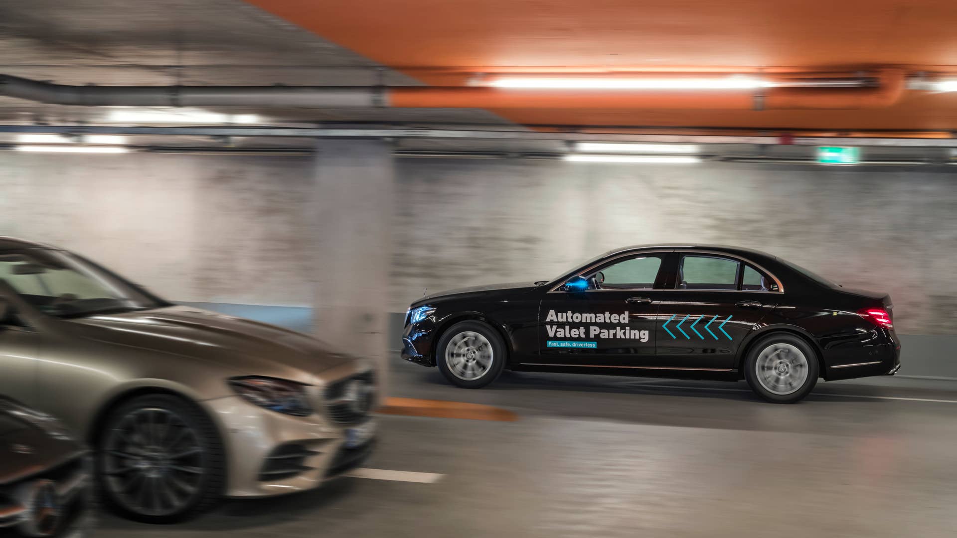 Fahrerloses Parken im realen Verkehr: Weltpremiere im Parkhaus des Mercedes-Benz Museums. Per Smartphone-Befehl fahren Autos fahrerlos in einen zugewiesenen Stellplatz, ohne dass der Fahrer das Manöver noch überwachen muss. Möglich wird das fahrerlose Parken mithilfe einer intelligenten Parkhaus-Infrastruktur von Bosch im Zusammenspiel mit der Fahrzeugtechnik von Mercedes-Benz. Driverless parking in real-life traffic: World premiere in the multi-storey car park of the Mercedes-Benz Museum. Cars proceed without a driver to an assigned parking space in response to a command issued by smartphone, without any need for the driver to supervise the manoeuvre. Driverless parking is made possible by an intelligent multi-storey car park infrastructure from Bosch in conjunction with the vehicle technology from Mercedes-Benz.
