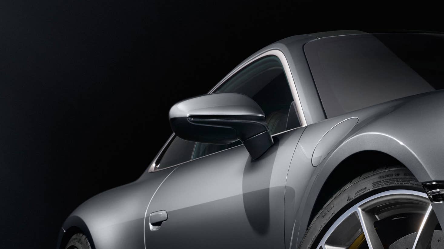 Thieves are reportedly stealing side mirrors off luxury automobiles in Manhattan.