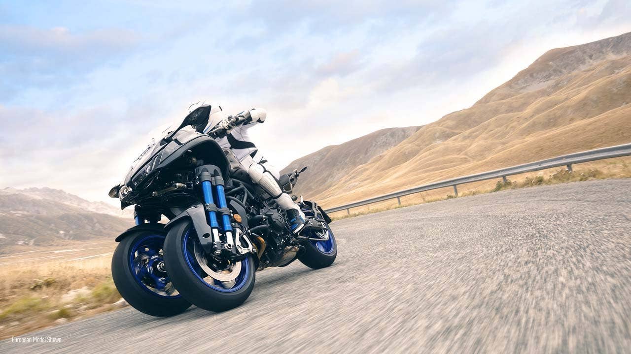Yamaha Niken leaning