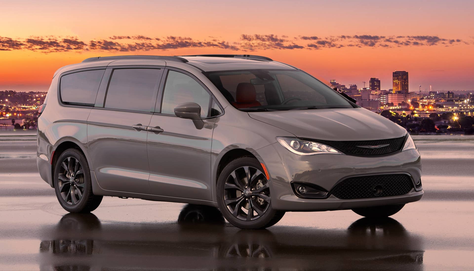 Chrysler Pacifiac Red S