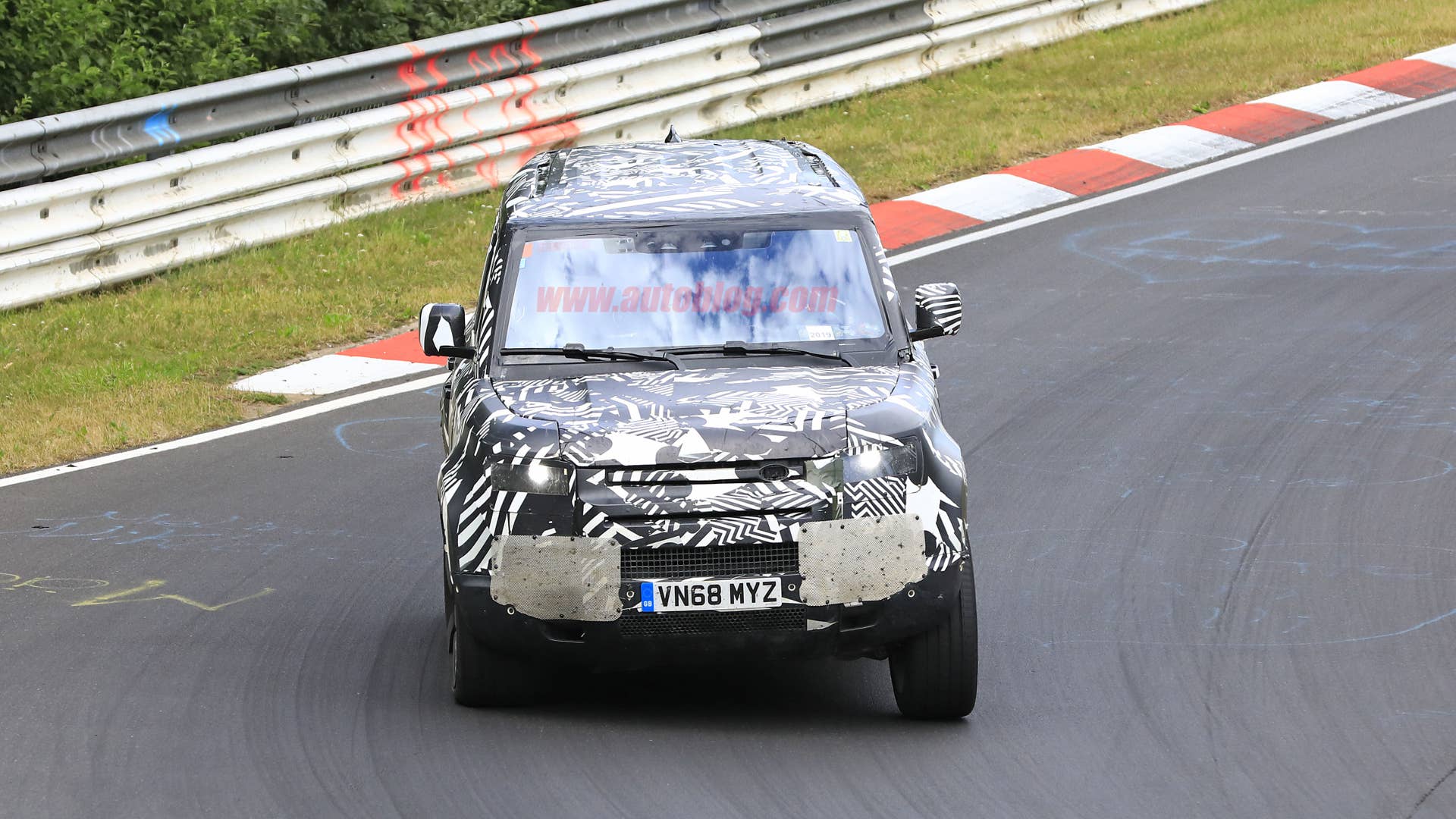 Photo of 2020 Land Rover Defender testing with camouflage