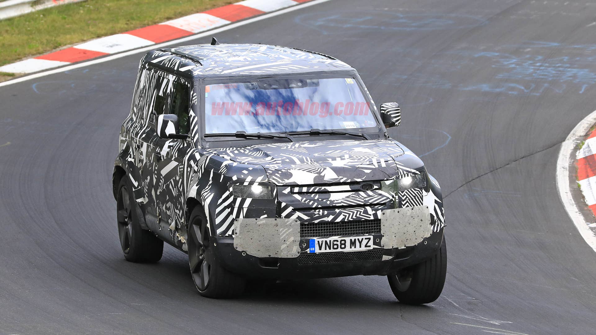 Photo of 2020 Land Rover Defender testing with camouflage