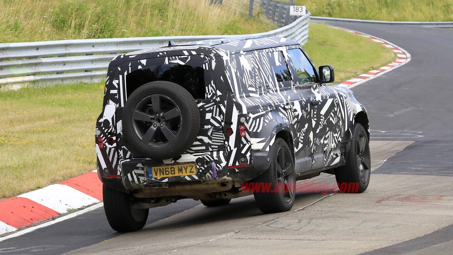 Photo of 2020 Land Rover Defender testing with camouflage