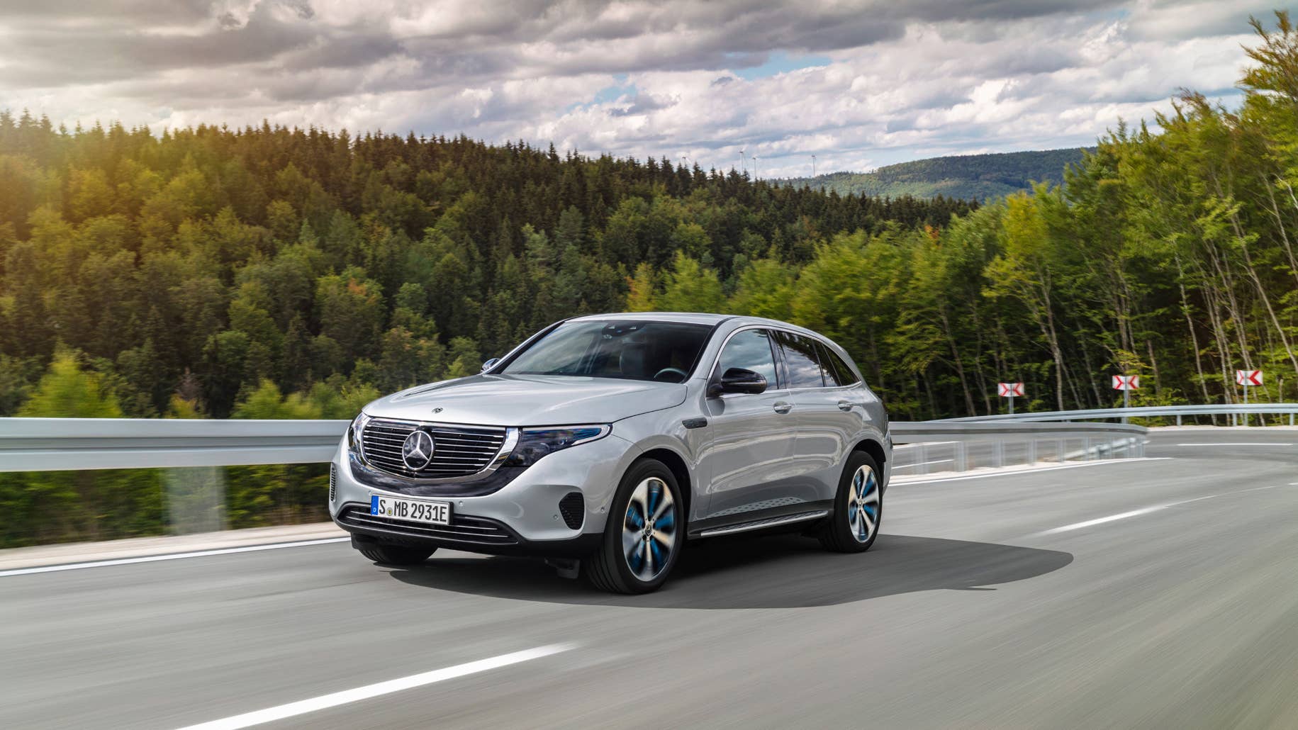 Mercedes-Benz EQC 400 4MATIC, (BR N293) / Hightechsilber / Interior: Electric Art / Der neue Mercedes-Benz EQC - der erste Mercedes-Benz der Produkt- und Technologiemarke EQ. Mit seinem nahtlosen klaren Design ist der EQC ein Vorreiter einer avantgardistischen Elektro-Ãsthetik mit wegweisenden Designdetails und markentypischen Farbakzenten auÃen wie innen. // Mercedes-Benz EQC 400 4MATIC, (BR N293) / hightech silver / Interior: Electric Art / The new Mercedes-Benz EQC - the first Mercedes-Benz under the product and technology brand EQ. With its seamless, clear design, the EQC is a pioneer for an avant-garde electric look with trailblazing design details and colour highlights typical of the brand both inside and out.