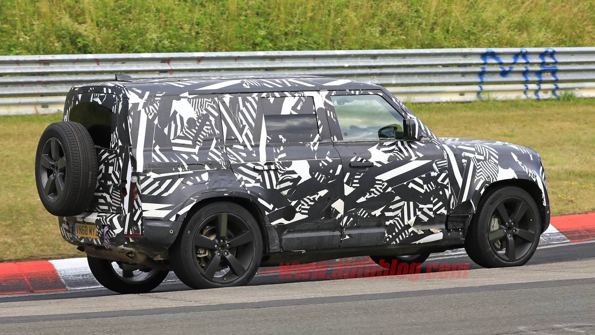 Photo of 2020 Land Rover Defender testing with camouflage