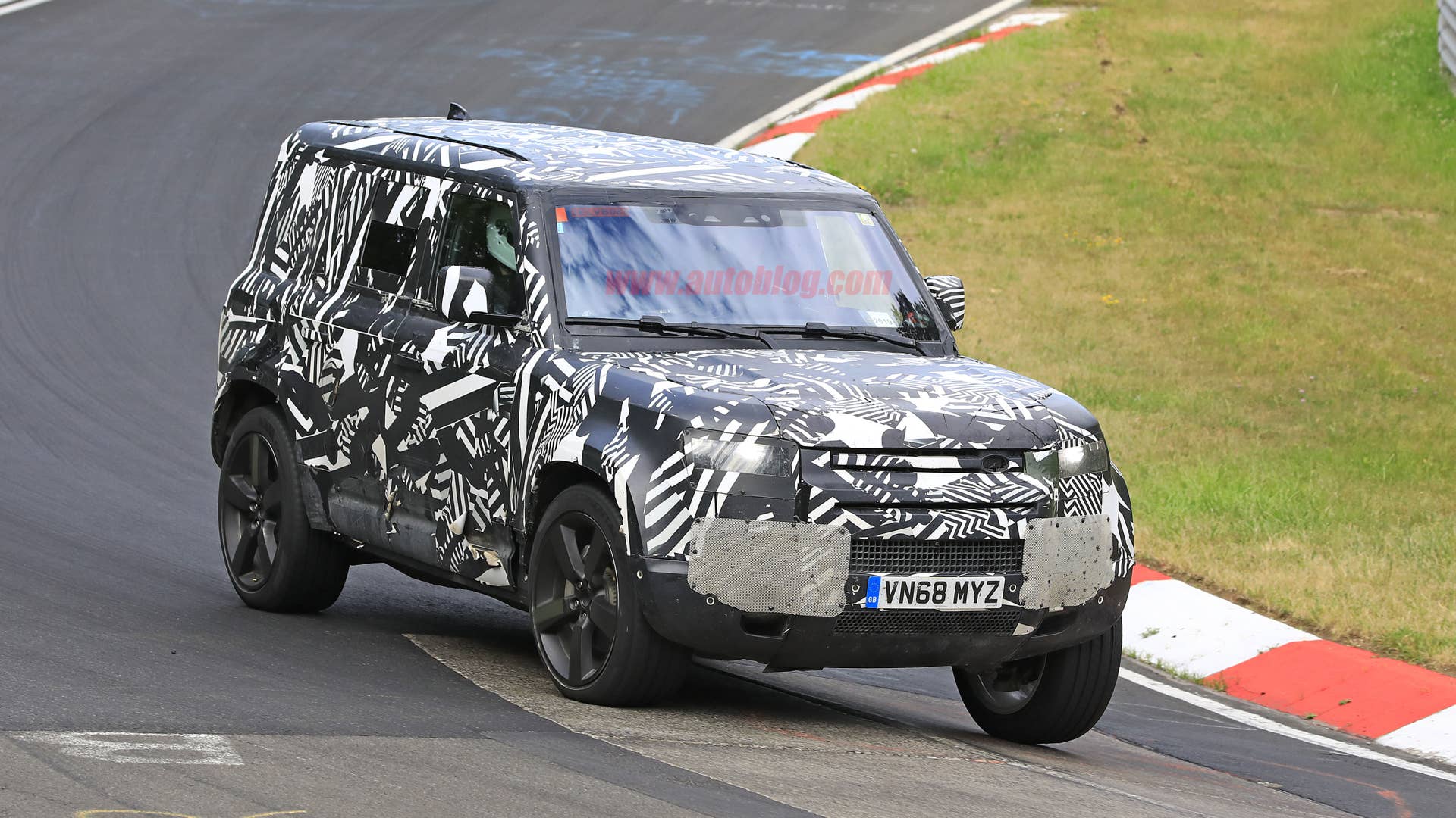 Photo of 2020 Land Rover Defender testing with camouflage