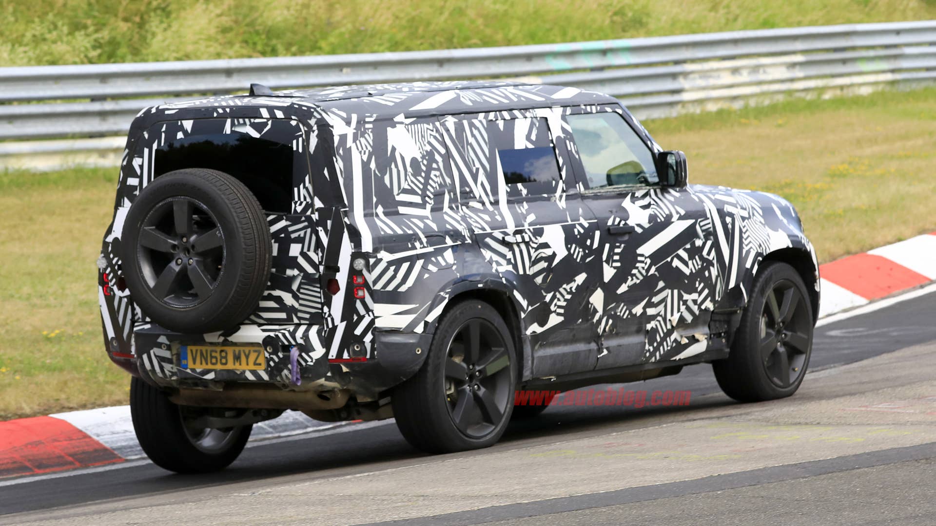 Photo of 2020 Land Rover Defender testing with camouflage