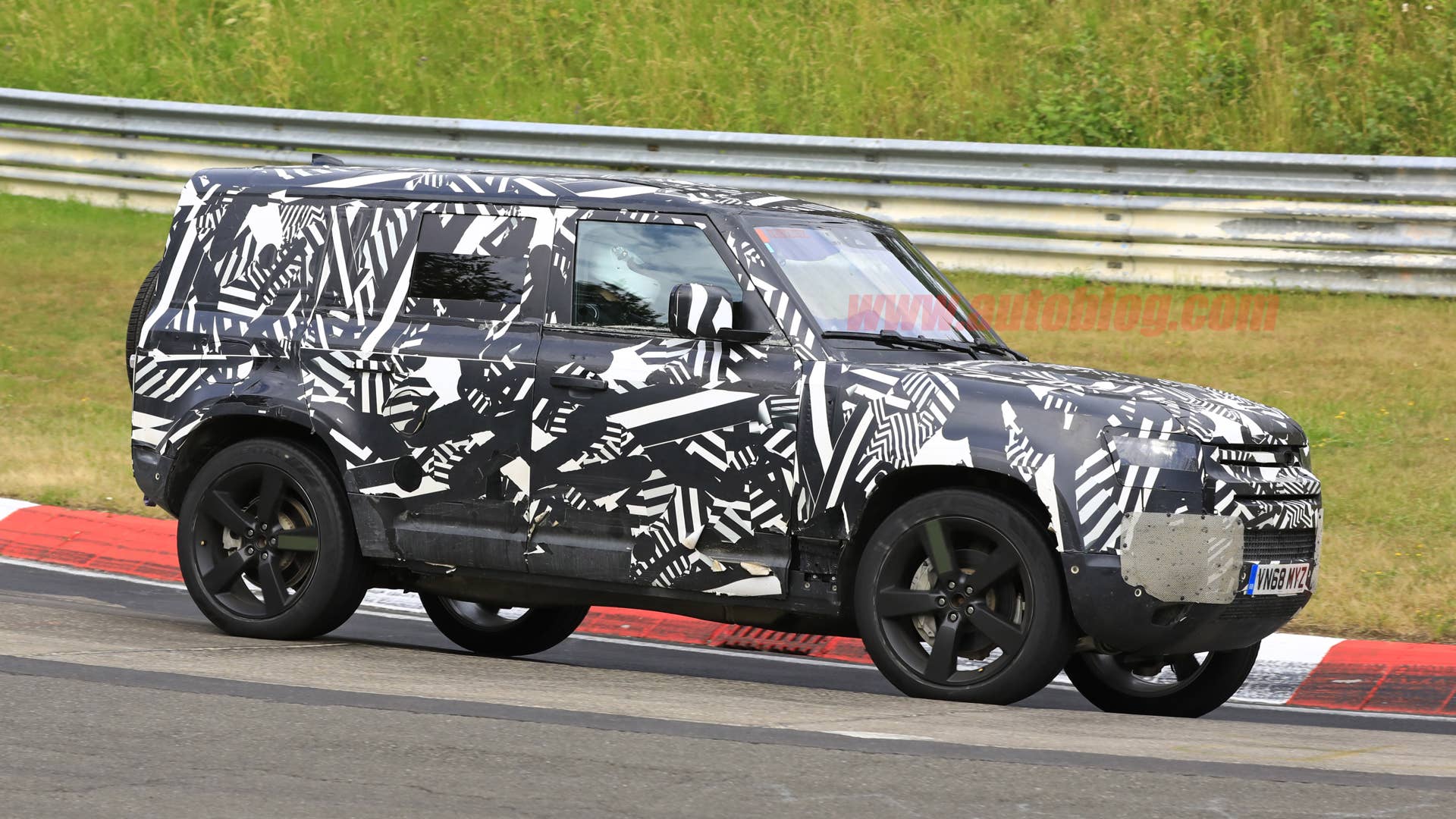 Photo of 2020 Land Rover Defender testing with camouflage