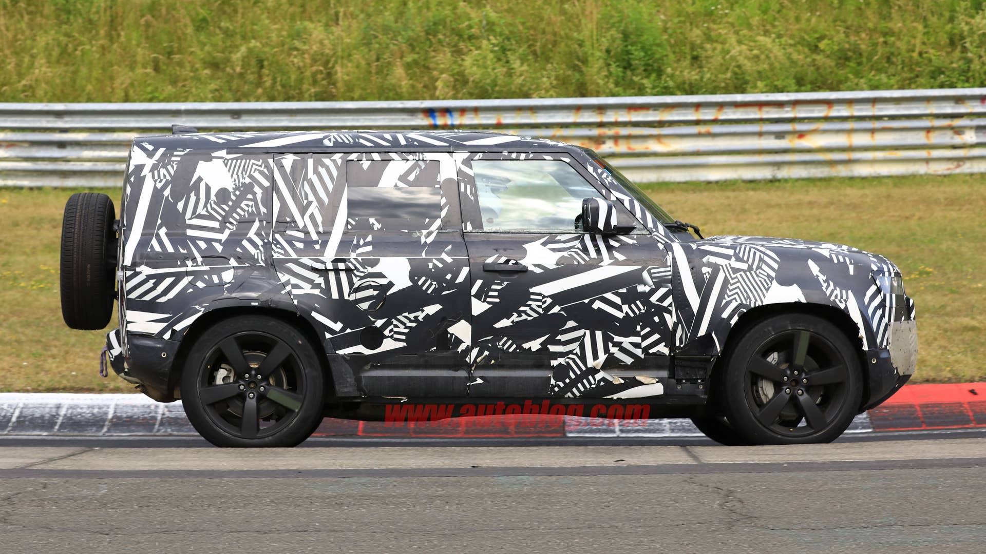 Photo of 2020 Land Rover Defender testing with camouflage
