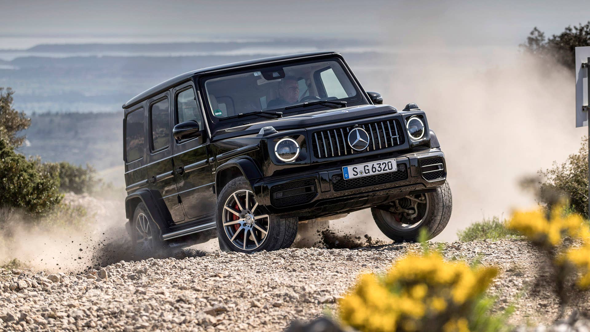 Mercedes-AMG G 63, obsidian black metallic, AMG Exclusive nappa leather macchiato beige/ espresso brown. Kraftstoffverbrauch kombiniert: 13,1 l/100 km; CO2-Emissionen kombiniert: 299 g/km // Mercedes-AMG G 63, obsidian black metallic, AMG Exclusive nappa leather macchiato beige/espresso brown. Fuel consumption combined: 13.1 l/100 km; Combined CO2 emissions: 299 g/km.