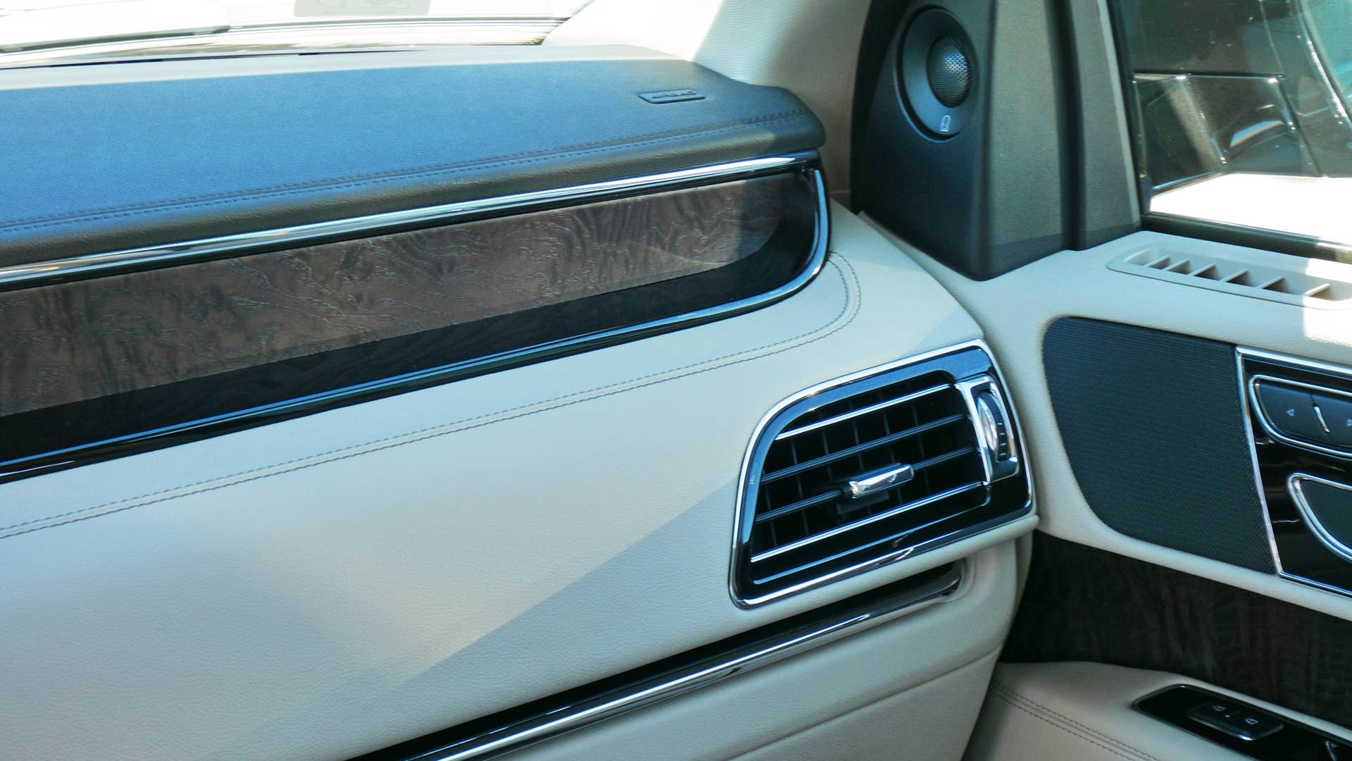 Navigator "Cappuccino" interior