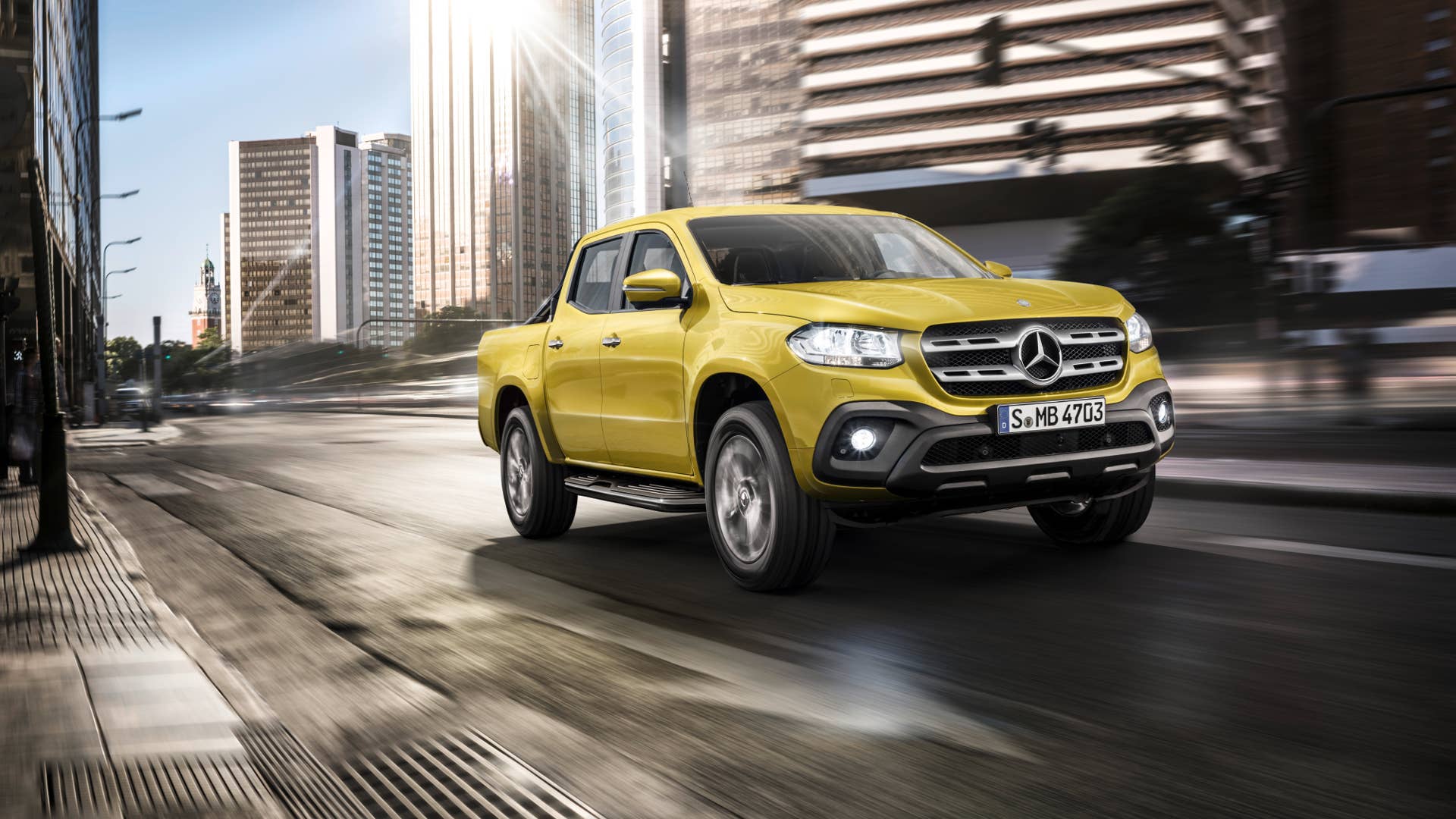 Mercedes-Benz X-Klasse â Exterieur, black-to-yellow metallic, Ausstattungslinie PROGRESSIVE // Mercedes-Benz X-Class â Exterior, black-to-yellow metallic, design and equipment line PROGRESSIVE