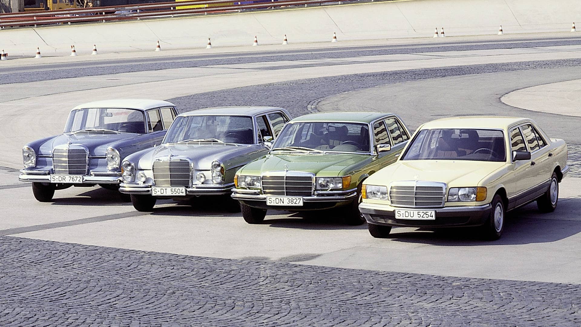 Mercedes-Benz S-Klasse der Baureihen W 112, W 109, W 116, W 126 (von links nach rechts) auf der Einfahrbahn in Stuttgart-UntertÃ¼rkheim. Mercedes-Benz S-Class from the W 112, W 109, W 116 and W 126 series (left to right) on the test track at Stuttgart-UntertÃ¼rkheim.