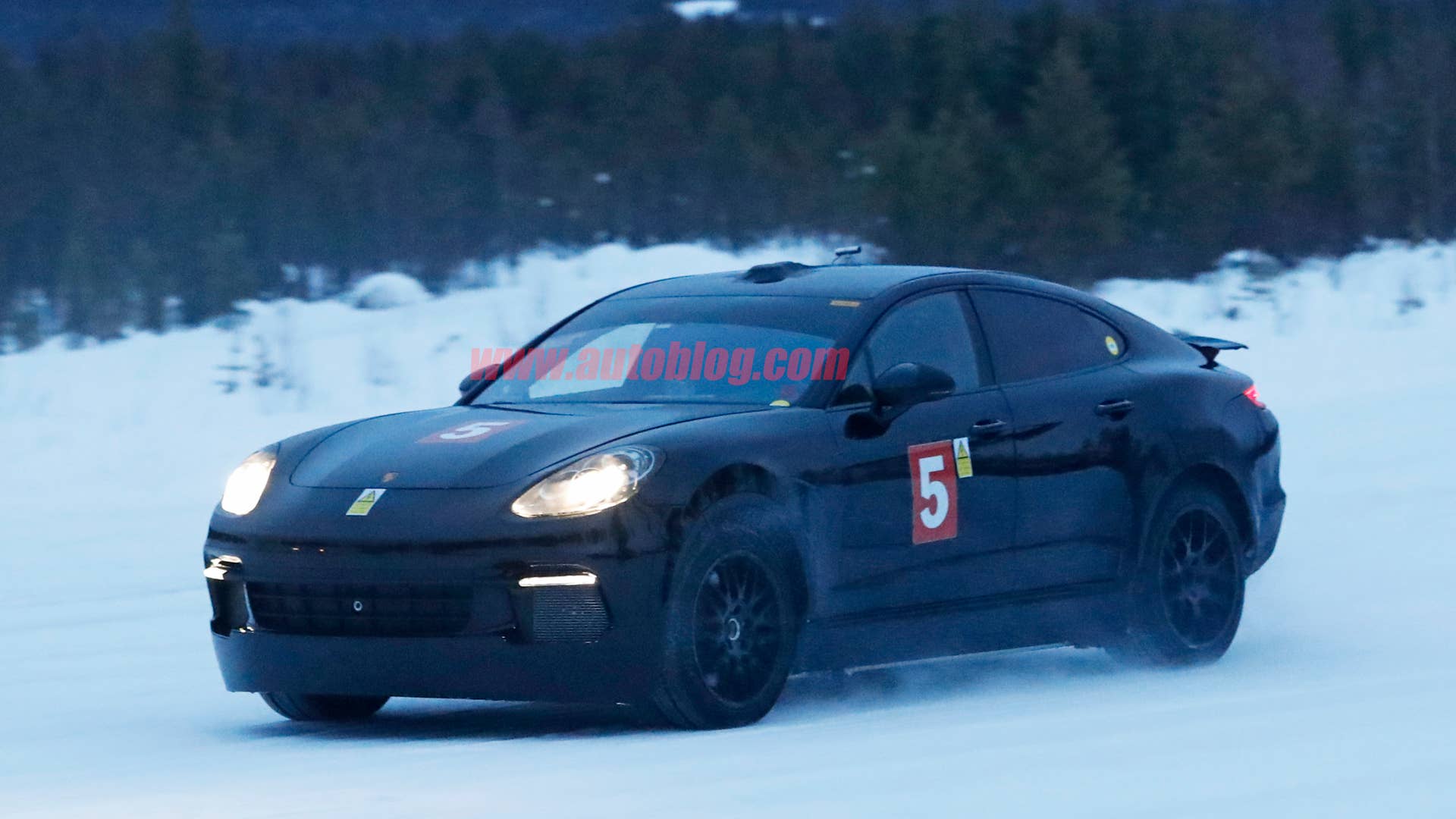 2018 Porsche Cayenne Coupe front 3/4 4