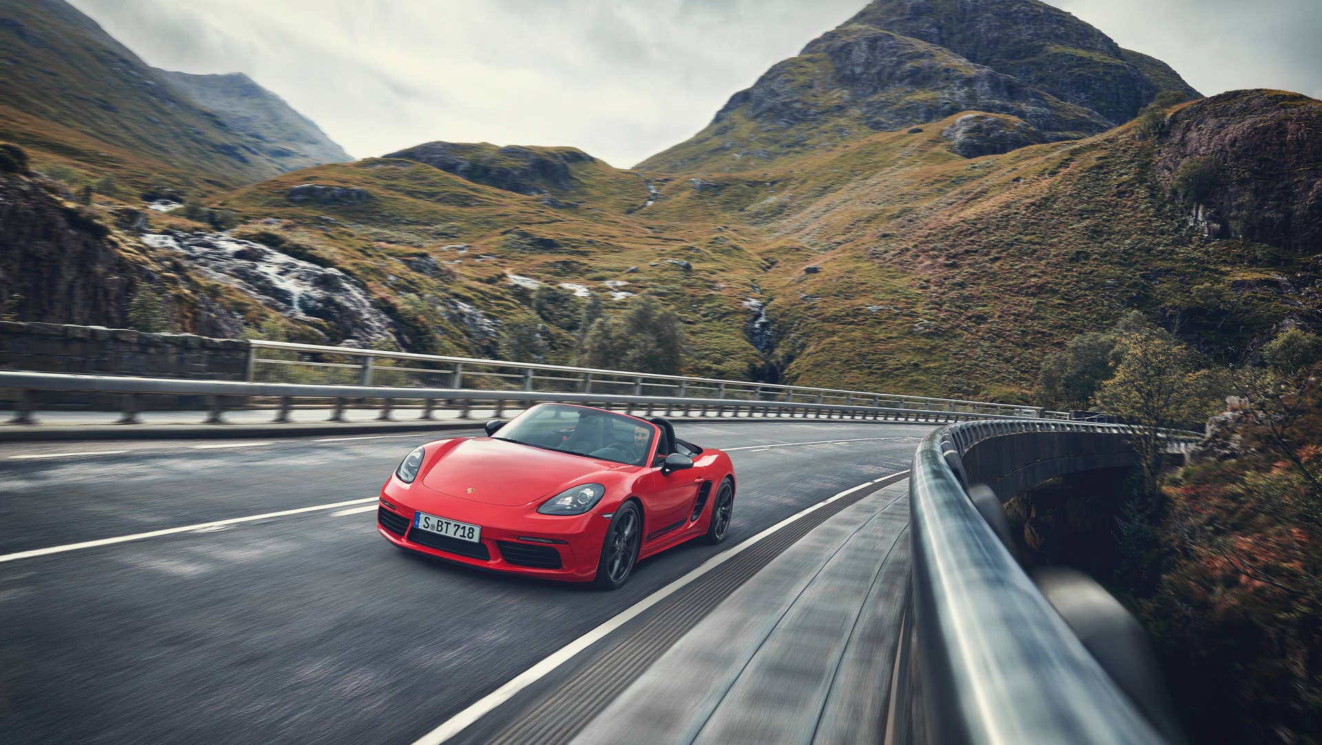 Porsche 718 Cayman T and 718 Boxster T