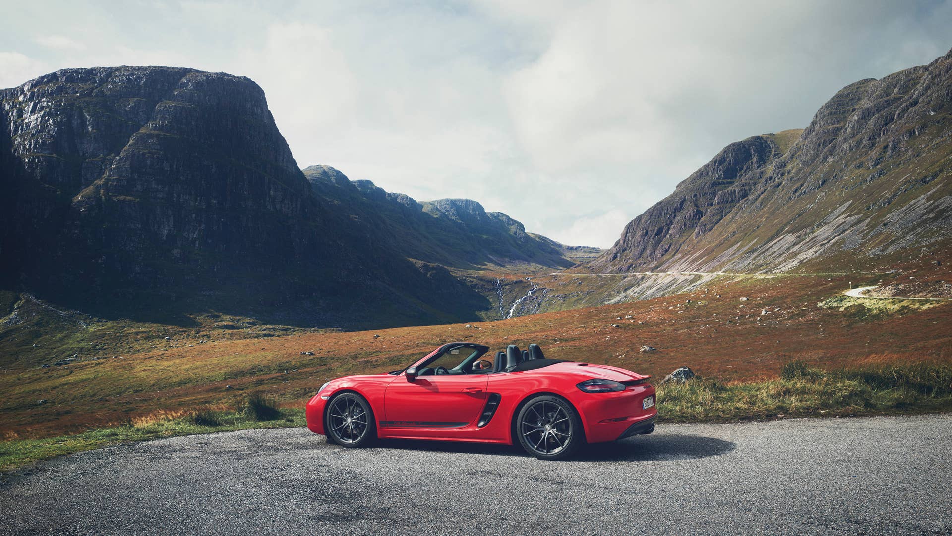 Porsche 718 Cayman T and 718 Boxster T