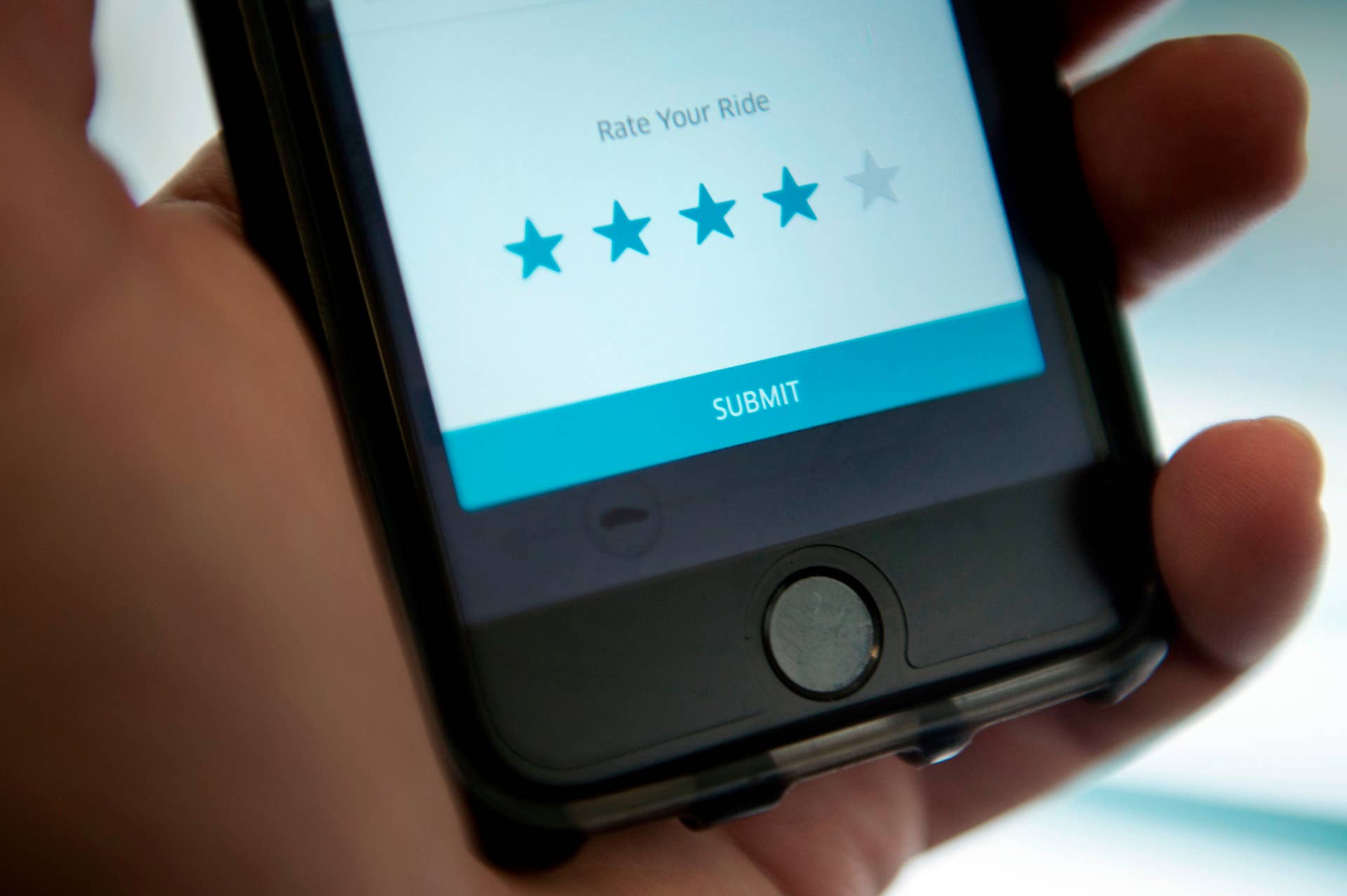 The driver rating screen in an Uber app is seen February 12, 2016 in Washington, DC. Global ridesharing service Uber said February 12, 2016 it had raised $200 million in additional funding to help its push into emerging markets.The latest round comes from Luxembourg-based investment group LetterOne (L1), according to a joint statement. / AFP PHOTO / Brendan Smialowski (Photo credit should read BRENDAN SMIALOWSKI/AFP/Getty Images)