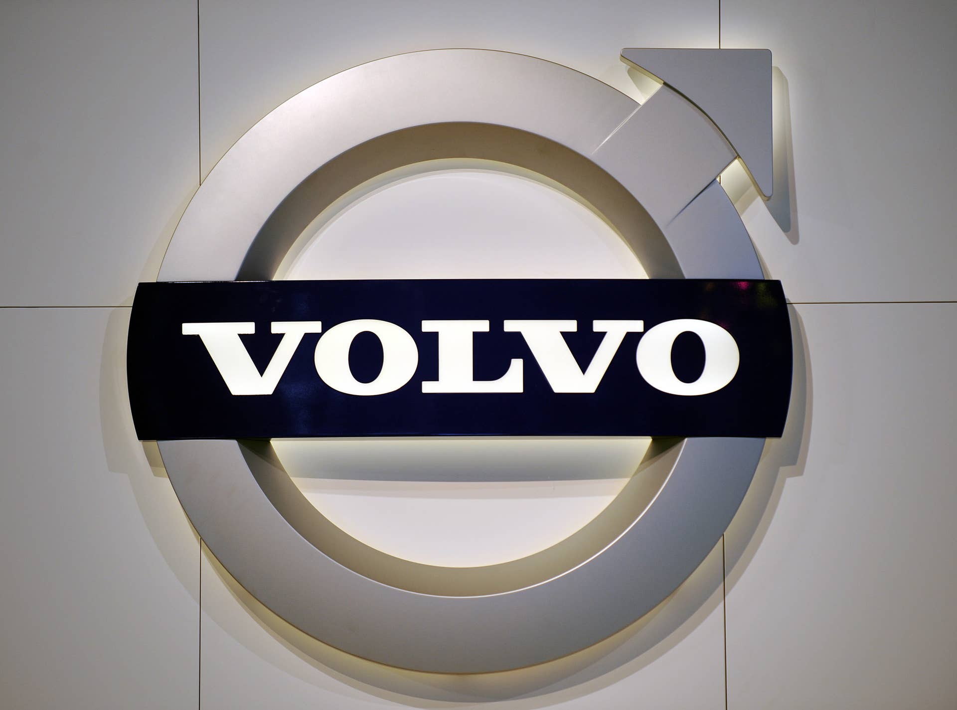 The Volvo logo is displayed during the Los Angeles Auto Show on December 2, 2009 in Los Angeles, California. The Los Angeles Auto Show will be open to the public December 4 to 13. AFP PHOTO / GABRIEL BOUYS (Photo credit should read GABRIEL BOUYS/AFP/Getty Images)