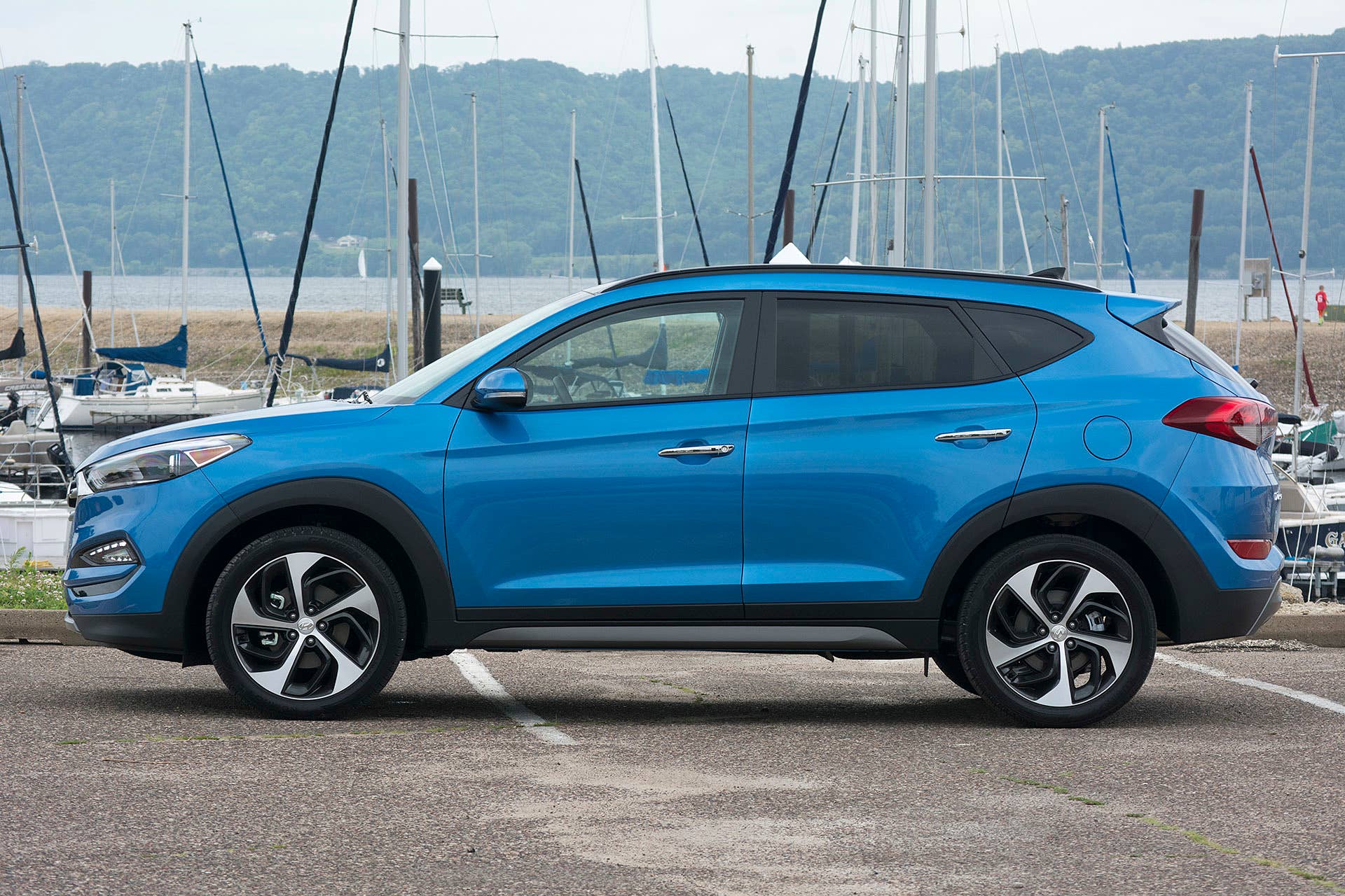 2016 Hyundai Tucson side view