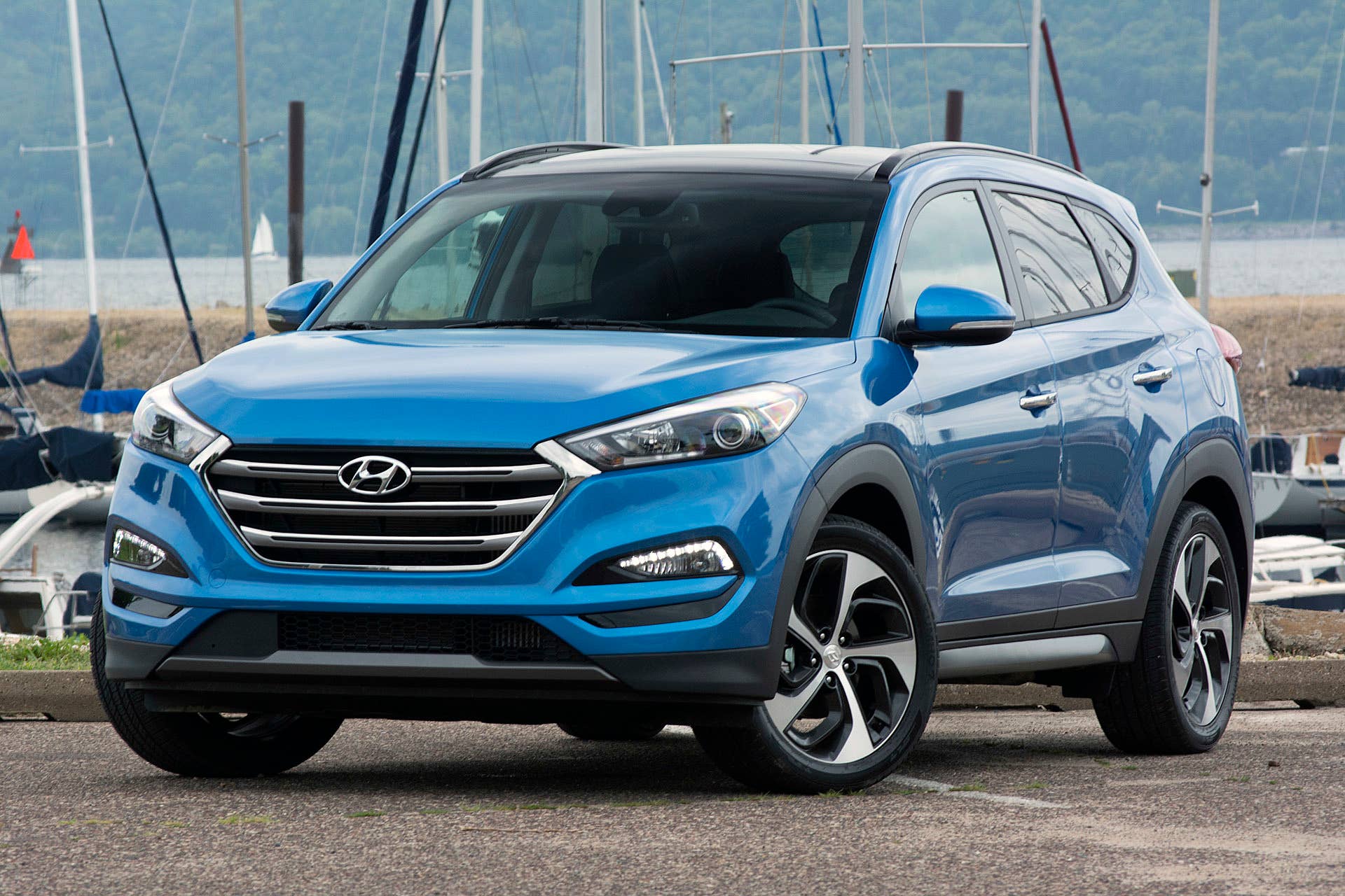 2016 Hyundai Tucson front 3/4 view