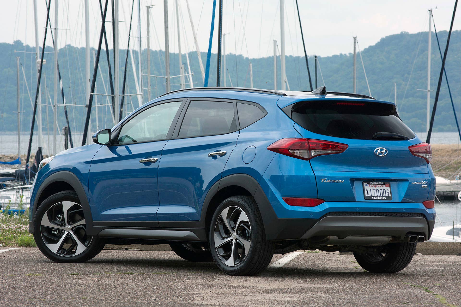 2016 Hyundai Tucson rear 3/4 view
