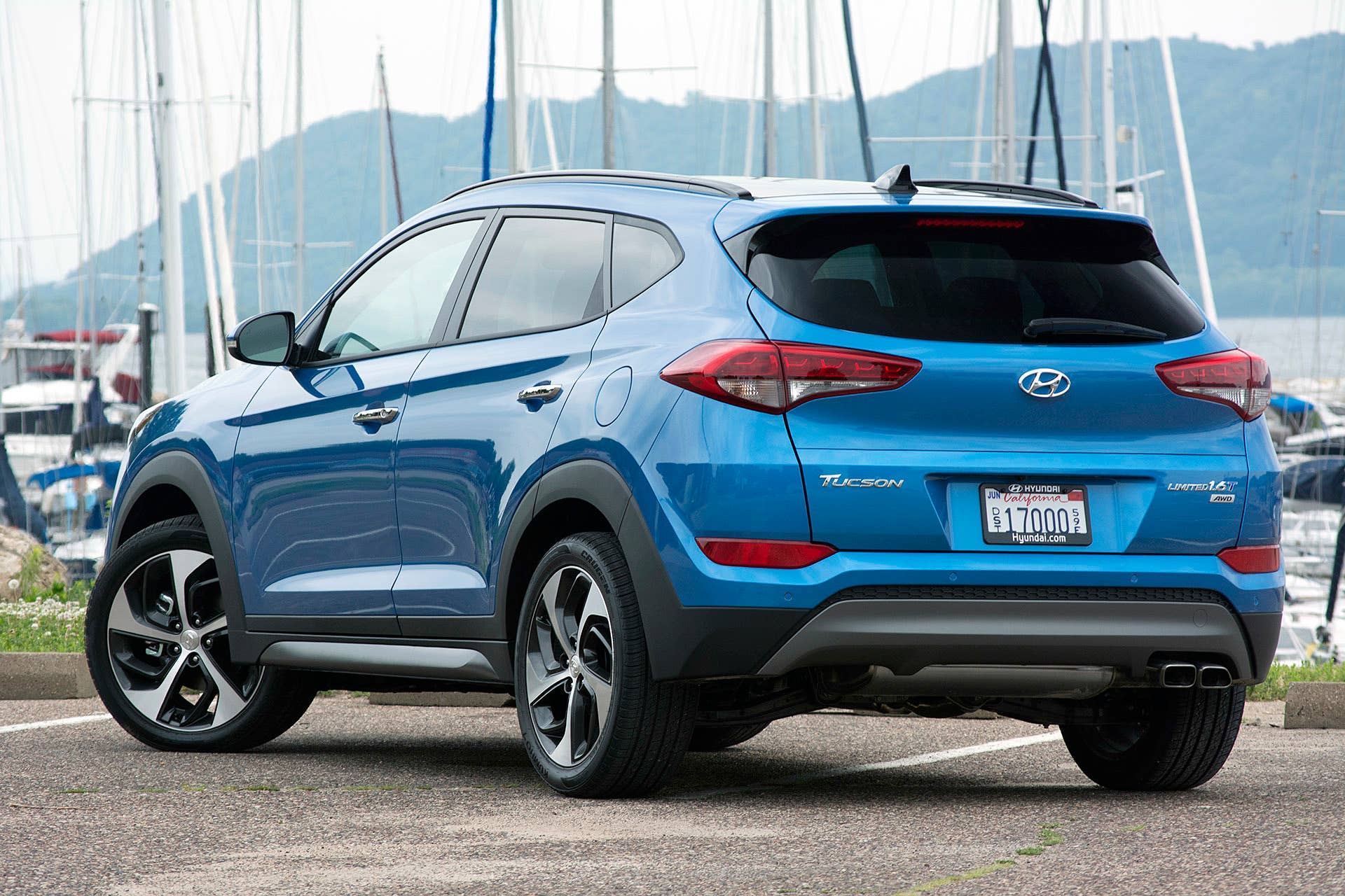 2016 Hyundai Tucson rear 3/4 view