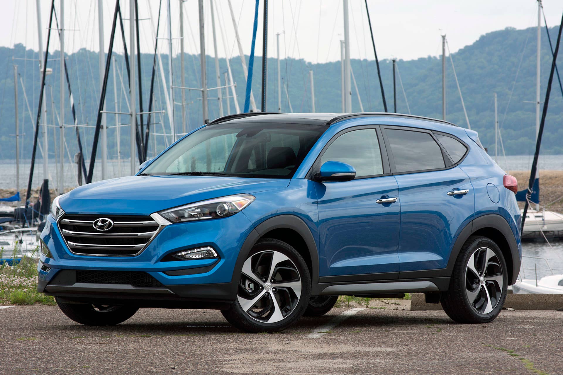 2016 Hyundai Tucson front 3/4 view