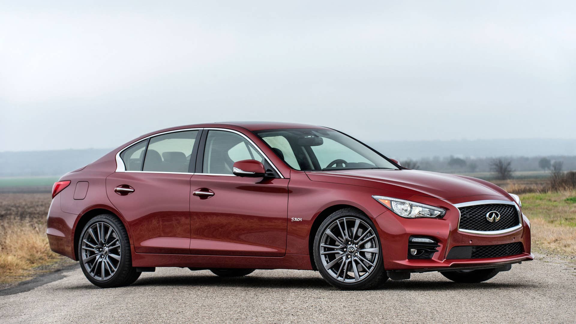 Infiniti Q50 models equipped with the 3.0-liter V6 twin-turbo 400 hp engine are designated as the Q50 Red Sport 400 and feature unique staggered 19-inch aluminum-alloy wheels and 245/40R19 front/265/35R19 rear summer performance run-flat tires, as well as unique exhaust tips. These changes help to assert the carâs performance credentials and add to its aggressive, confident aura.