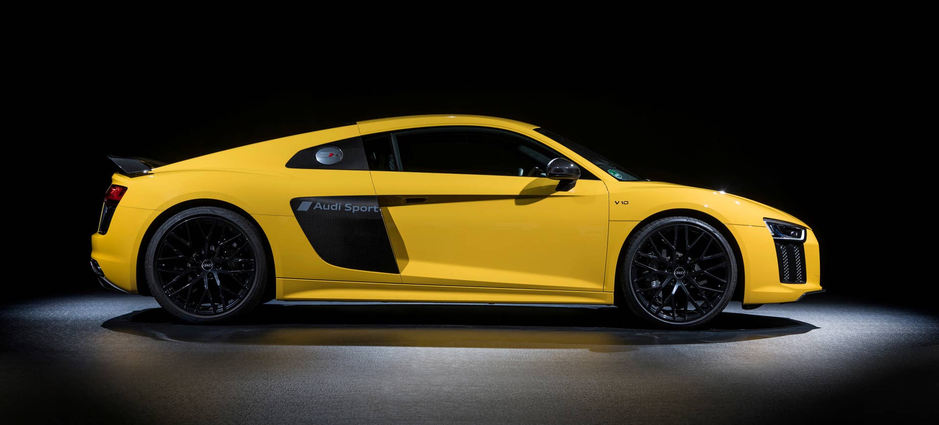 Audi has developed a process for the partial matting of painted surfaces. With this procedure the lettering "Audi Sport" was etched on the Audi R8.