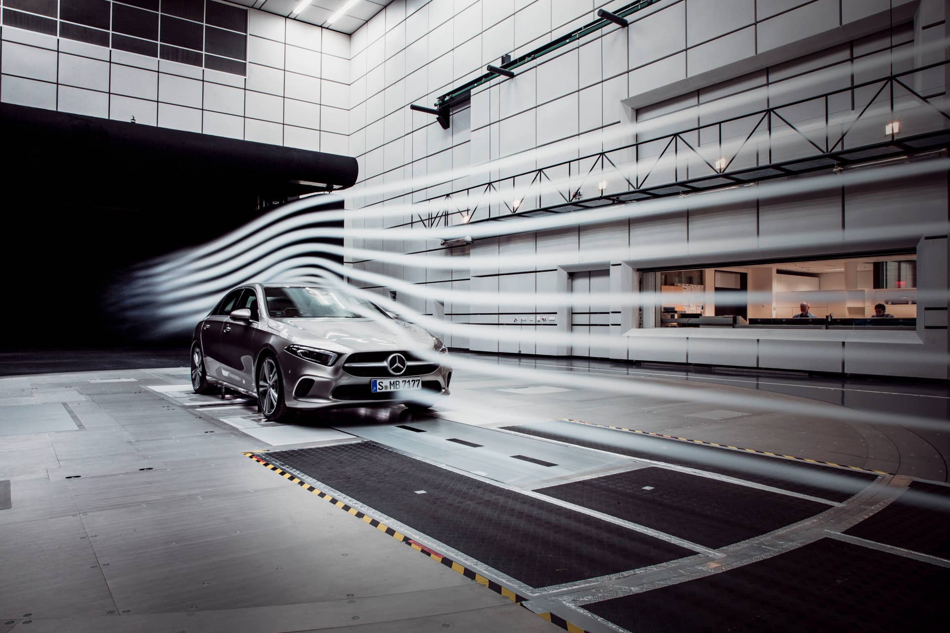 Aerodynamik-Weltrekord fÃ¼r die A-Klasse Limousine mit einem cw-Wert von 0,22 und einem Luftwiderstand von weniger als 0,49 m2 Aerodynamic world record for the A-Class Sedan with a Cd value of 0.22 and a drag of less than 0.49 m2