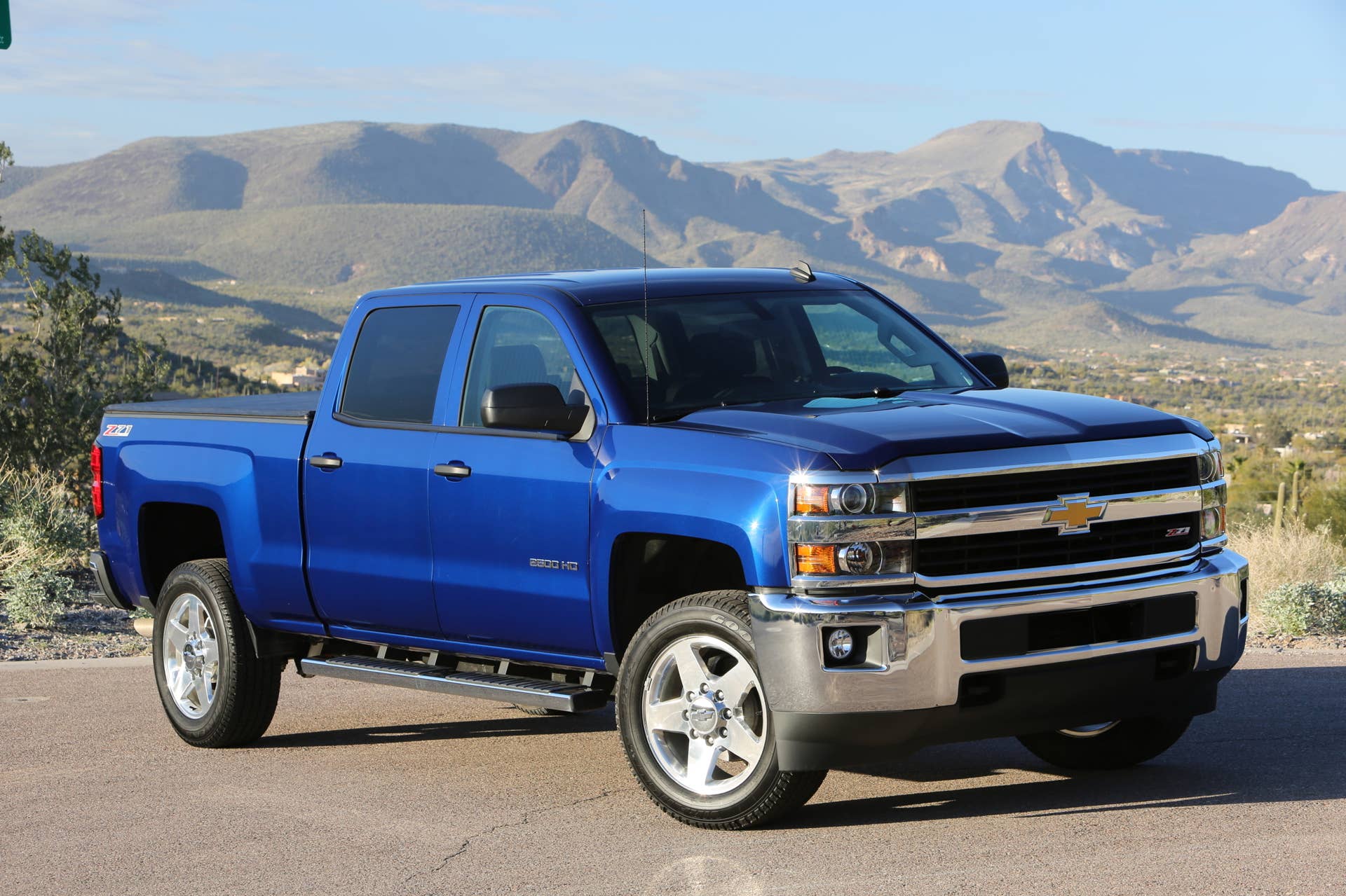 Chevrolet Silverado LT 2500HD Z71 front 3/4