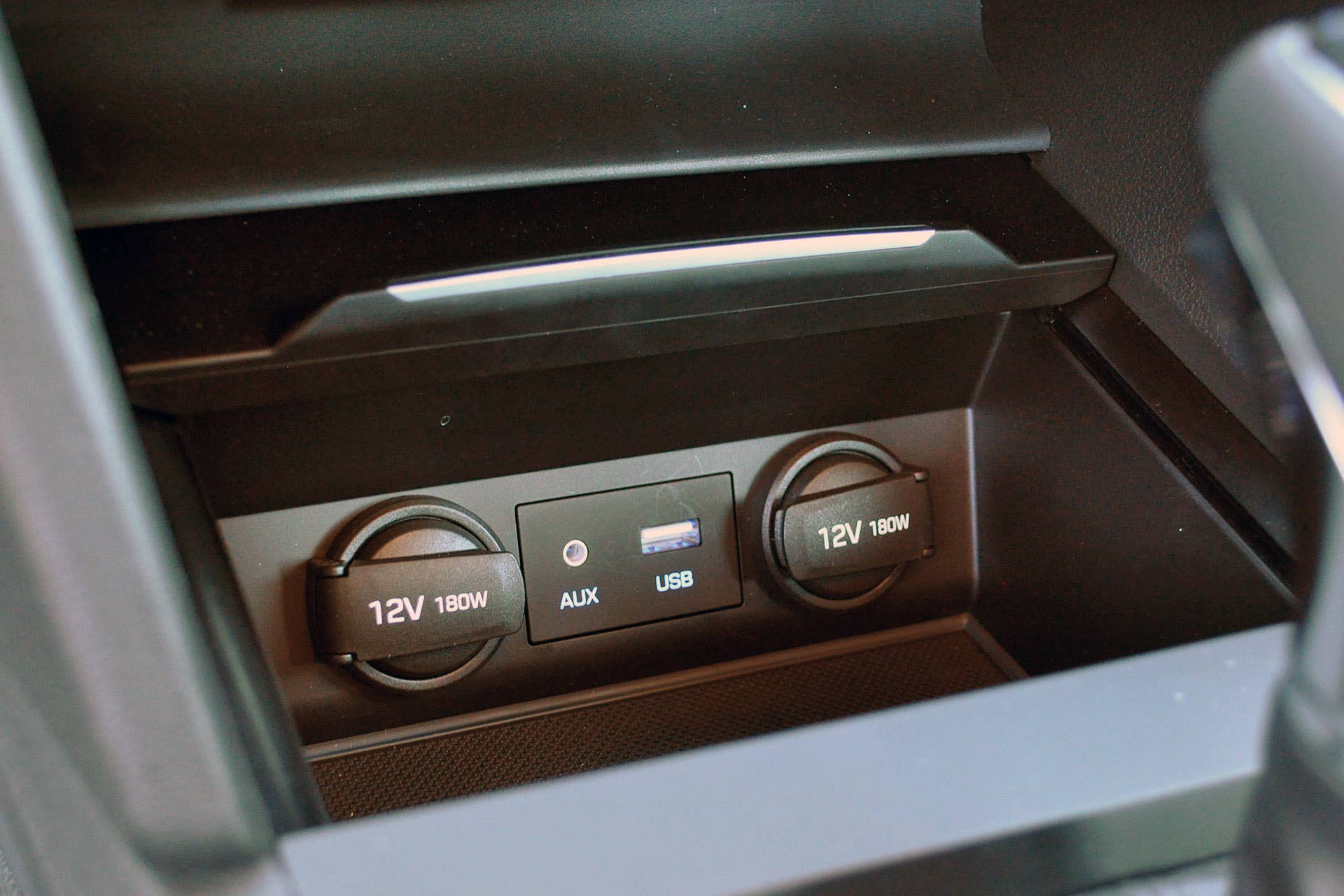 2017 Hyundai Elantra USB / AUX inputs