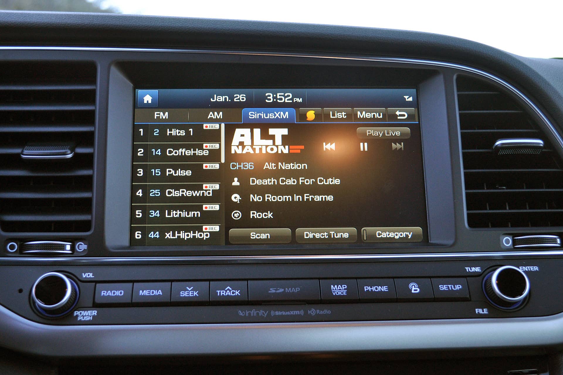 2017 Hyundai Elantra infotainment system