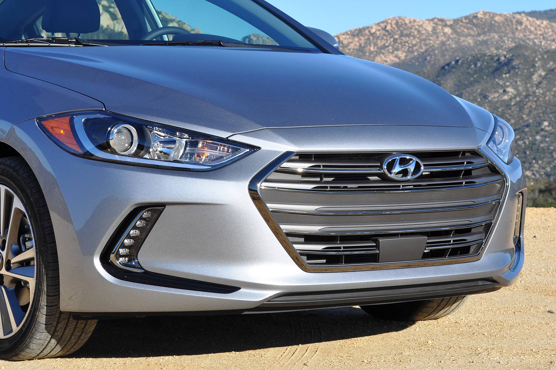 2017 Hyundai Elantra front details