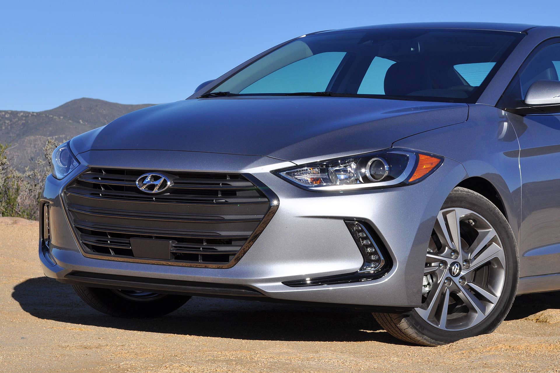 2017 Hyundai Elantra front details