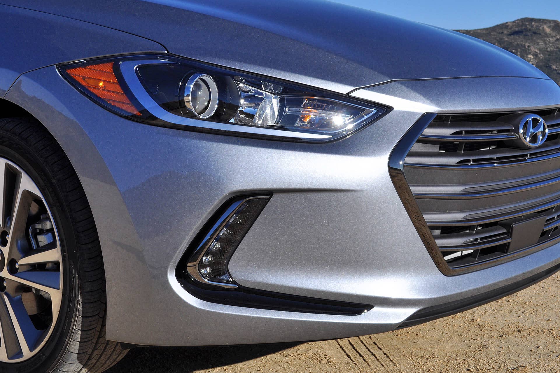 2017 Hyundai Elantra front details