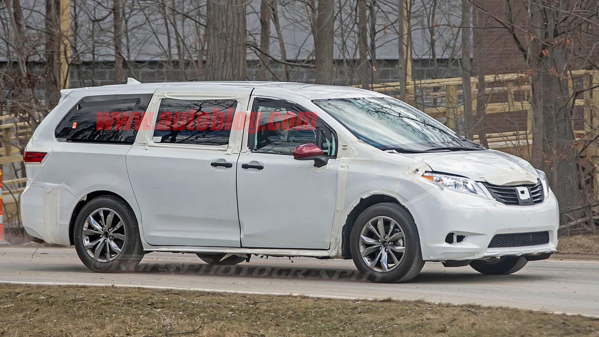 Toyota Sienna test mule spied
