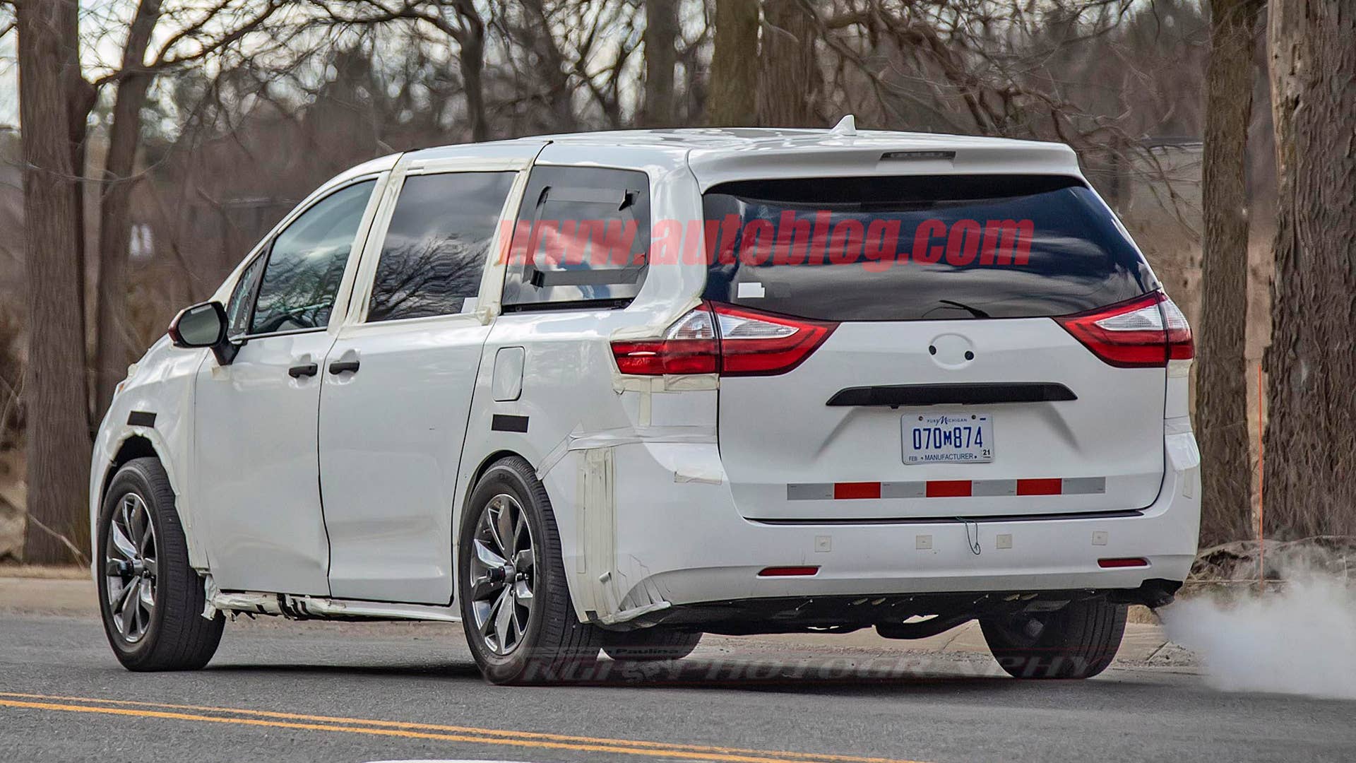 Toyota Sienna test mule spied