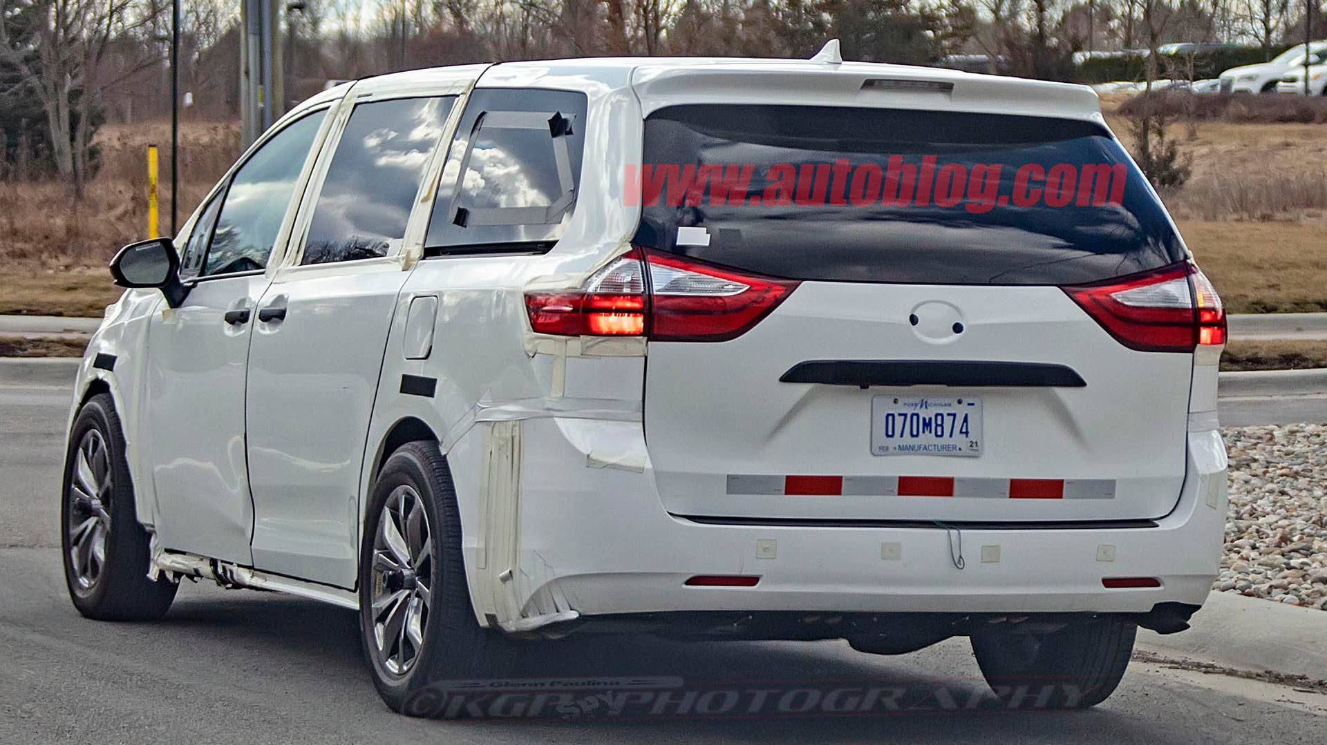 Toyota Sienna test mule spied