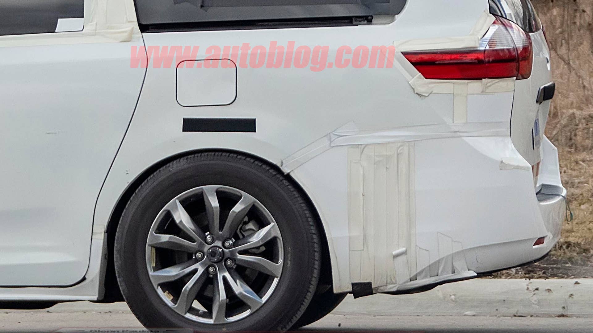 Toyota Sienna test mule spied
