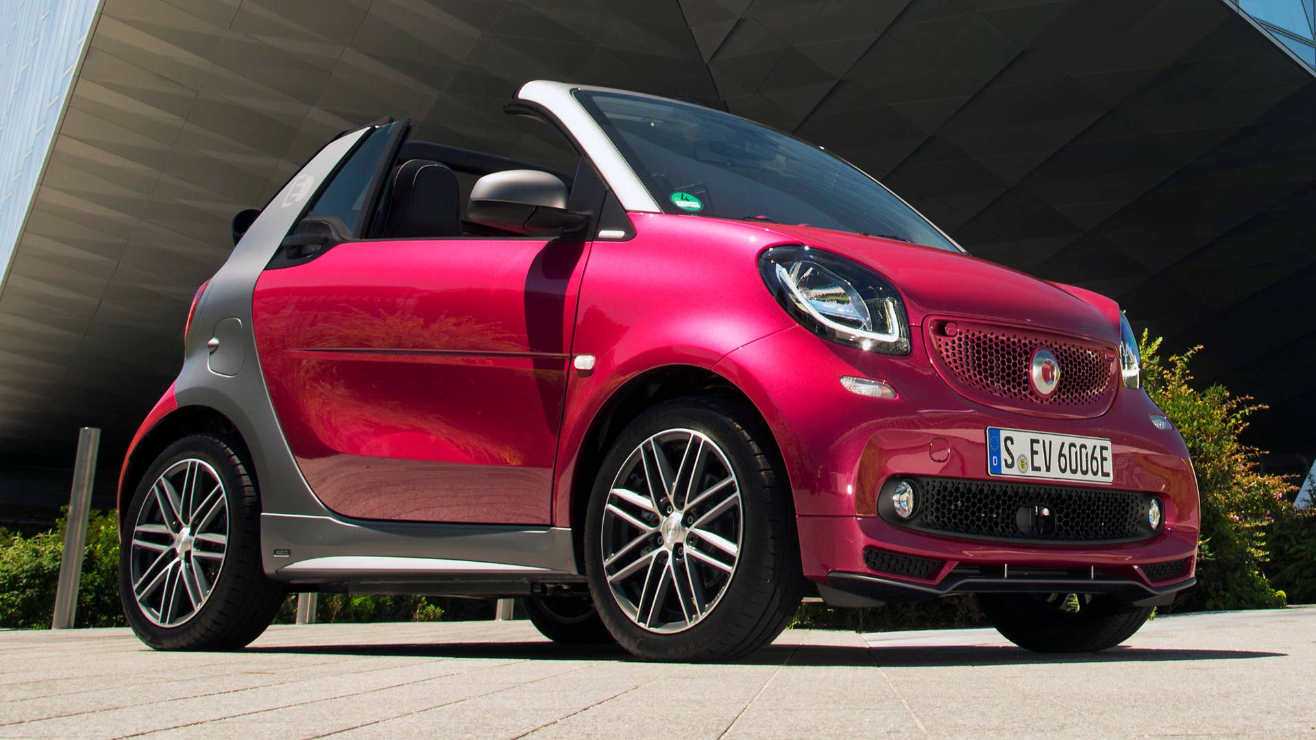 Smart_fortwo_cabrio_electric_drive_tailormade_berry_red