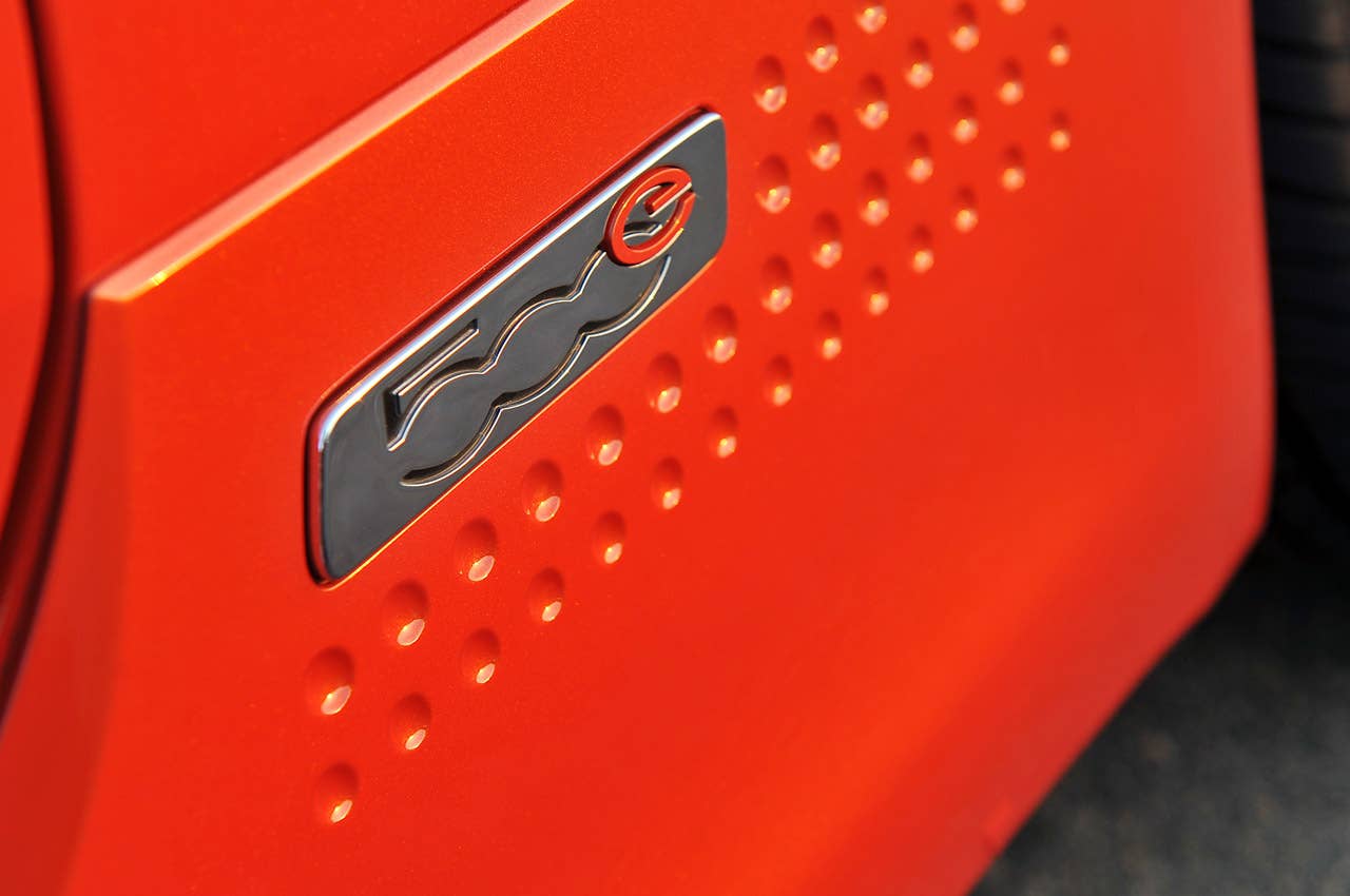 2014 Fiat 500e badge