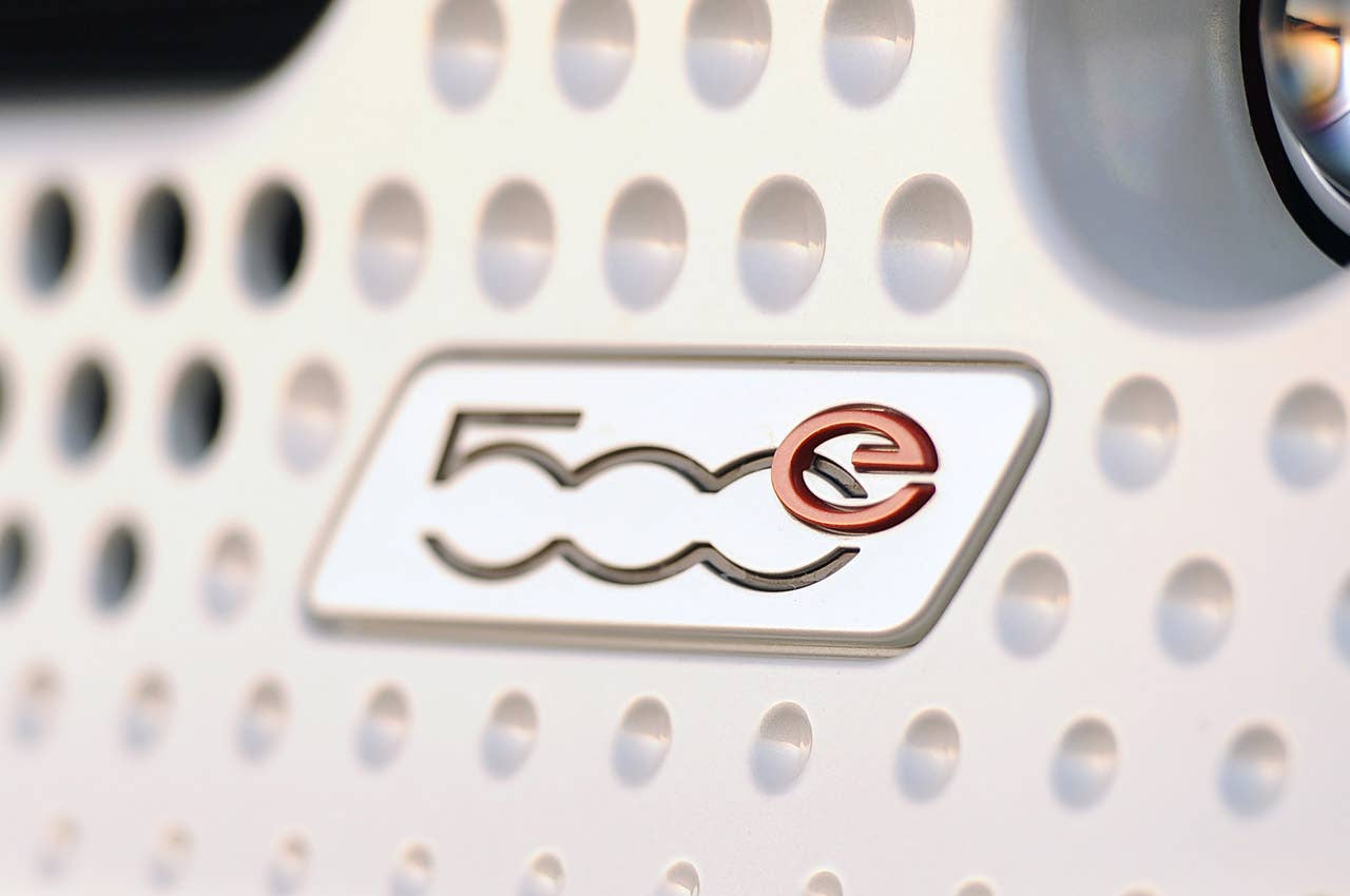2014 Fiat 500e badge