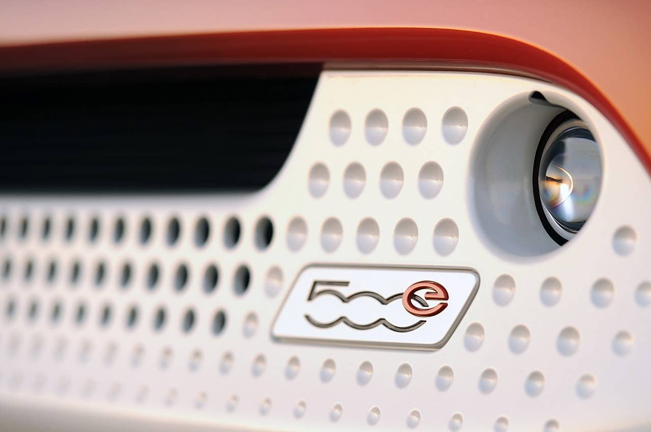 2014 Fiat 500e badge