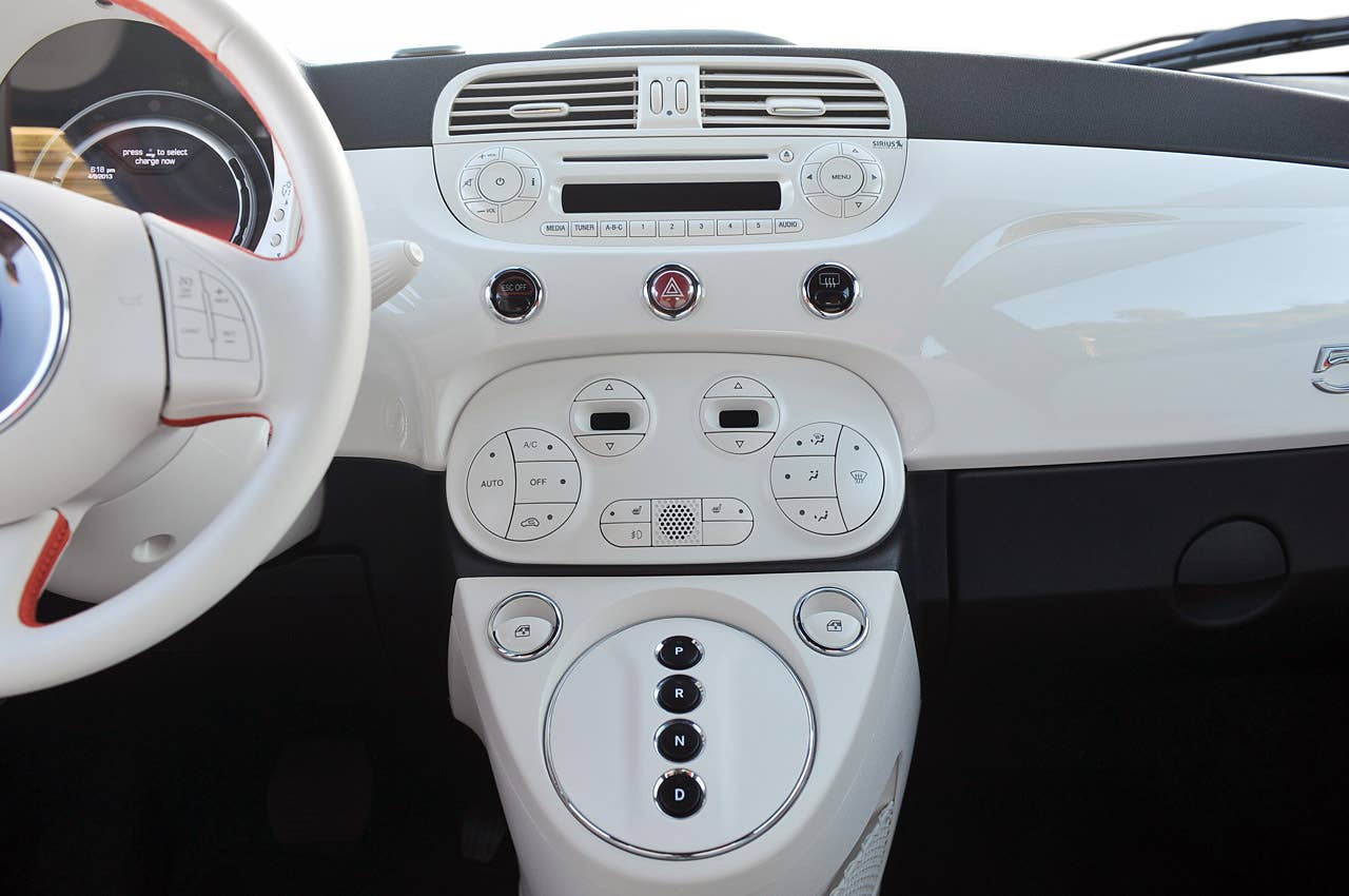 2014 Fiat 500e instrument panel