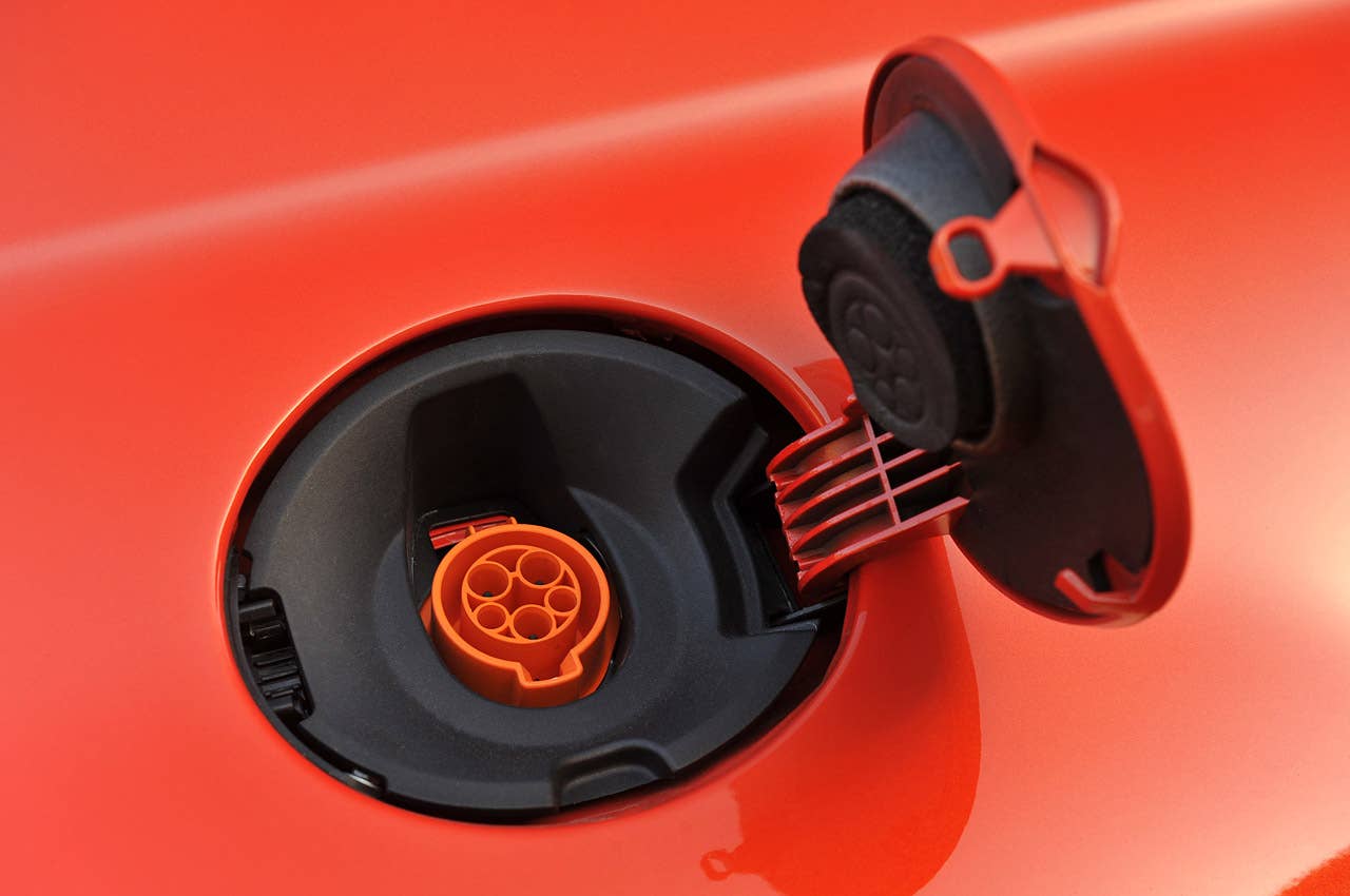2014 Fiat 500e charging port