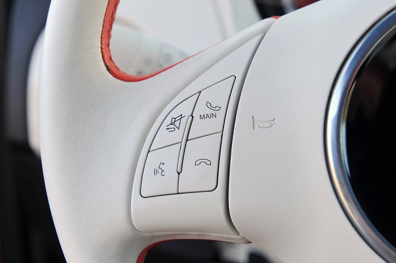 2014 Fiat 500e steering wheel controls