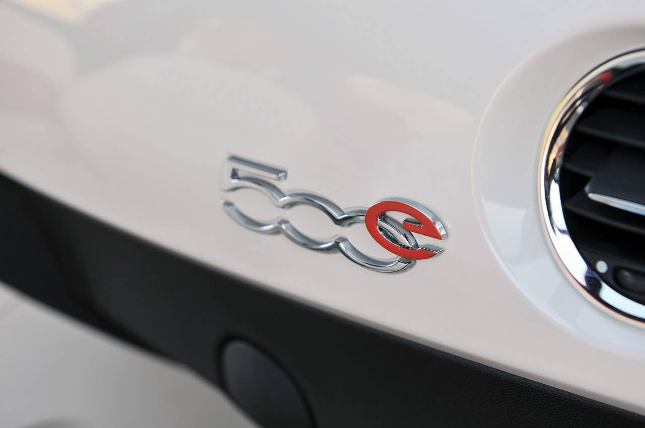 2014 Fiat 500e badge